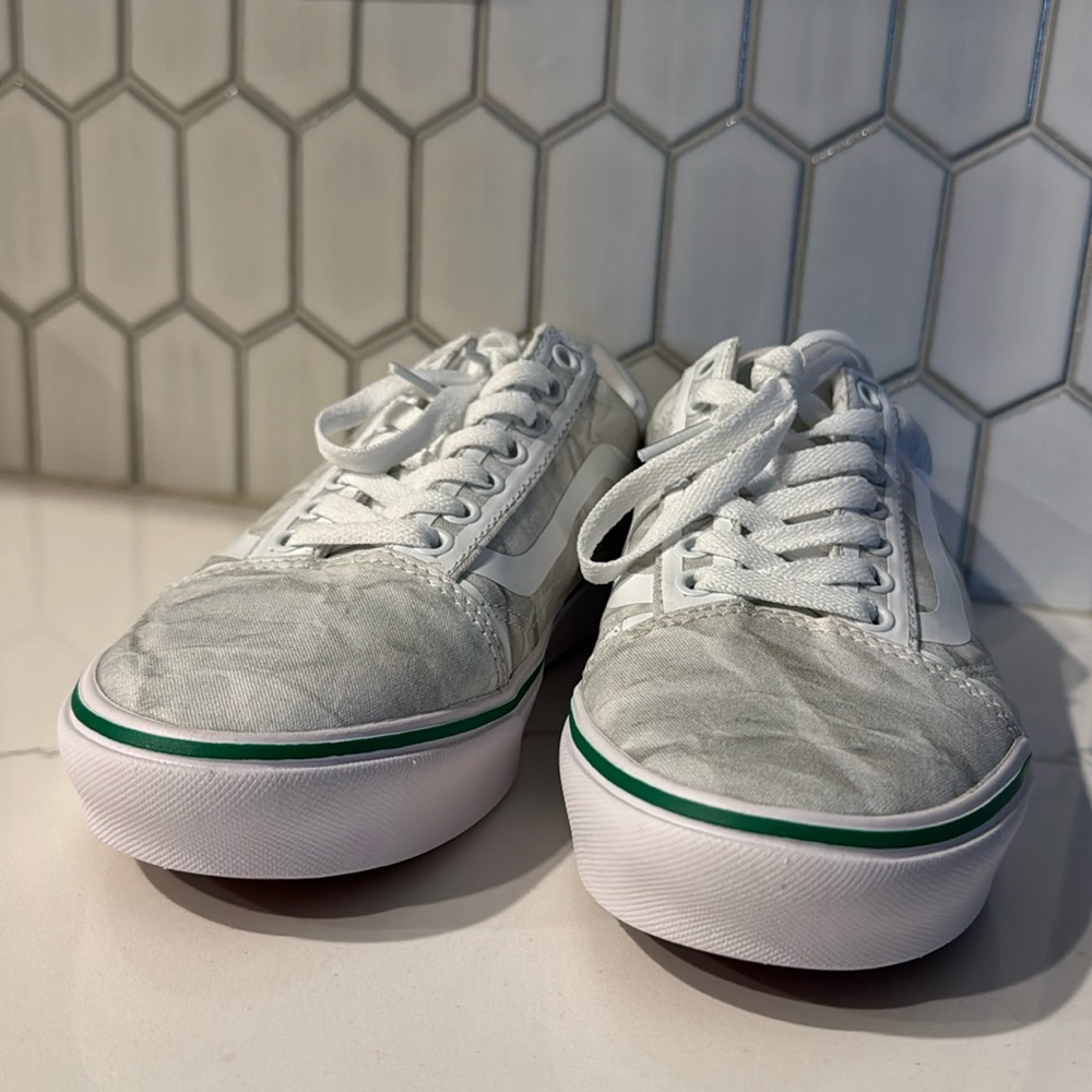 New in box special edition Crayola Vans
